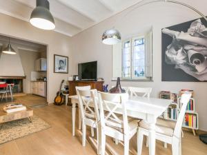 comedor con mesa blanca y sillas en Holiday Home Casa Matteo by Interhome, en Duddova