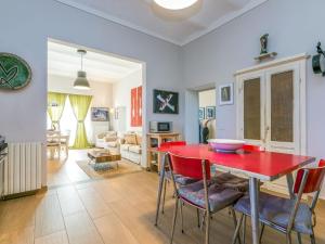 una mesa roja y sillas en la sala de estar. en Holiday Home Casa Matteo by Interhome, en Duddova
