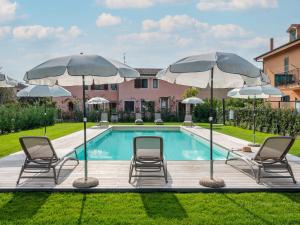 einen Pool mit Stühlen und Sonnenschirmen in der Unterkunft Apartment Al Bistrot dei Vinai-4 by Interhome in Imperia