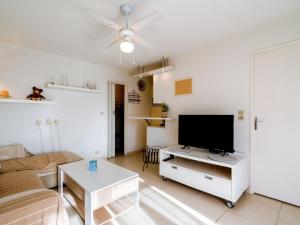 ein Wohnzimmer mit einem Sofa und einem Flachbild-TV in der Unterkunft Apartment Les Balcons de l'Atlantique-16 by Interhome in Vaux-sur-Mer