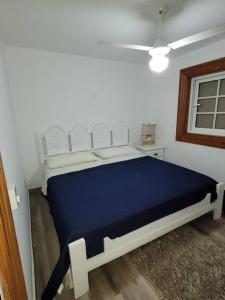 een slaapkamer met een blauw bed in een kamer bij Hermosa villa en Jarabacoa in Jarabacoa