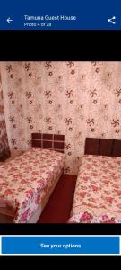 Rúm í herbergi á Tamuna Guest House
