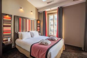 um quarto de hotel com uma cama com toalhas em Courcelles Etoile em Paris