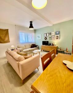 a living room with a couch and a table at Apartamento Cartagena centro in Cartagena