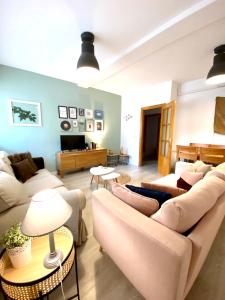 ein Wohnzimmer mit 2 Sofas und einem Tisch in der Unterkunft Apartamento Cartagena centro in Cartagena