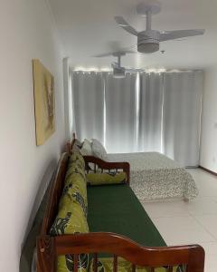 una camera con letto e ventilatore a soffitto di Loft Prainha ad Arraial do Cabo