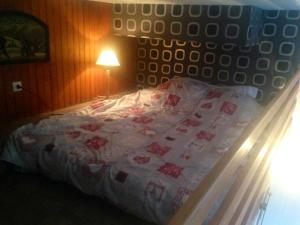 ラ・ブレスにあるAppartement cosy à La Bresse - 16 m² - Parking disponibleのベッドルーム(キルト付きのベッド付) +6枚の写真