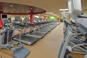 een fitnessruimte met rijen loopvlakken bij Hyatt Regency Morristown in Morristown