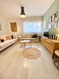 ein Wohnzimmer mit einem Sofa und einem Tisch in der Unterkunft Apartamento Cartagena centro in Cartagena
