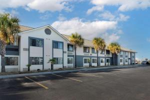 un edificio con palmeras en un aparcamiento en Comfort Inn & Suites - near Robins Air Force Base Main Gate, en Warner Robins