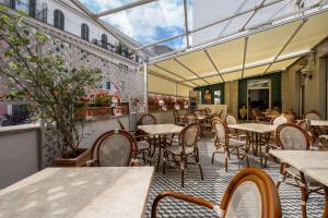 ein Restaurant mit Tischen und Stühlen und einer Glasdecke in der Unterkunft Quality Hotel Nova Domus in Rom