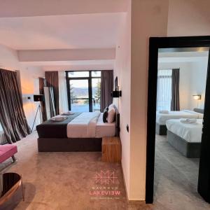 um quarto de hotel com duas camas e um espelho em LAKEVIEW Hotel & Apartments em Mavrovo