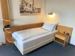 Tempat tidur dalam kamar di Best Western Parkhotel Brehna-Halle