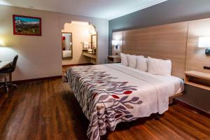 um quarto de hotel com uma cama grande e uma secretária em Quality Inn Bishop near Mammoth em Bishop