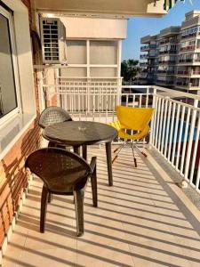En balkon eller terrasse på Apartamento en la playa Els Terrers