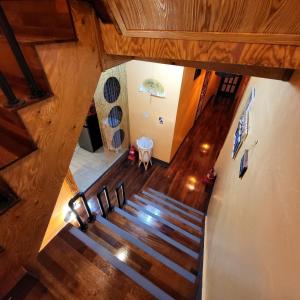 - une vue sur un escalier dans une maison dans l'établissement Leehakjang guesthouse, à Mokpo