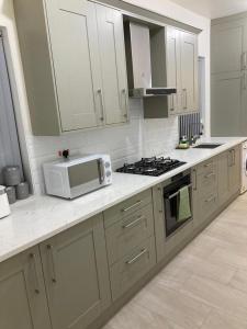Una cocina o kitchenette en Homely 3-bed house in Bham 15 min from City Centre