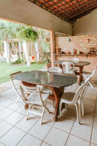 una mesa y sillas en un patio en Pousada Igarapé, en Barreirinhas