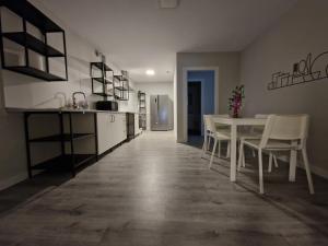 uma cozinha e sala de jantar com mesa e cadeiras em Malasaña Dreams S,L em Madrid