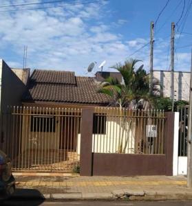 una casa con una valla delante de ella en Casa Lins, en Foz do Iguaçu