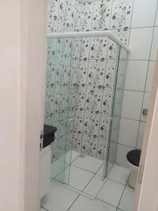 y baño con ducha y puerta de cristal. en Casa Lins, en Foz do Iguaçu
