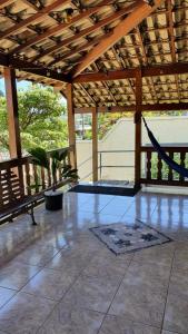 einen Pavillon mit einer Hängematte und einer Terrasse in der Unterkunft Woods Hostel in Belo Horizonte