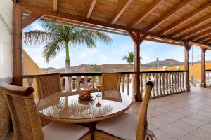 patio con mesa y sillas en el balcón en Villa Christisay en Salobre