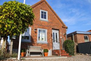 费马恩InselGlück的砖房,前面有长凳