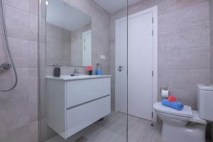 ein Bad mit einem WC, einem Waschbecken und einer Dusche in der Unterkunft Villa Casilla de Costa Private Pool Luxury La Oliva By Holidays Home in La Oliva