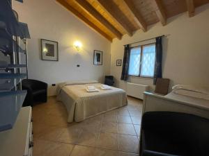 una camera con letto e finestra di Garda Lake - Appartamenti a Castelnuovo del Garda