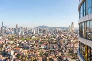 イスタンブールにあるCharming Flat with Gorgeous City View in Atasehirの建物から見える街並み