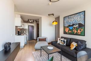 sala de estar con sofá y mesa en Charming Flat with Gorgeous City View in Atasehir, en Estambul