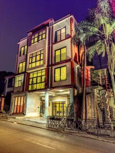 un edificio al lado de una calle por la noche en Valiha Hotel Antananarivo en Antananarivo