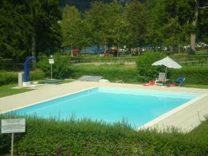 una gran piscina azul en un parque en Stunning holiday home in Molina di Ledro near lake, en Molina di Ledro