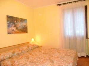 1 dormitorio con cama y ventana en Stunning holiday home in Molina di Ledro near lake, en Molina di Ledro