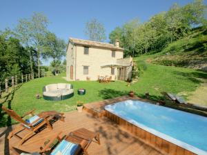 uma imagem de um quintal com uma piscina e uma casa em Charming Villa in Monte San Martino with Swimming Pool em Monte San Martino