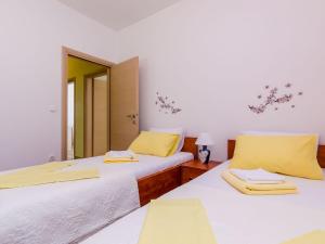 2 camas individuales en una habitación con espejo en Luxurious Villa in Gruda with Pool, en Nartiće