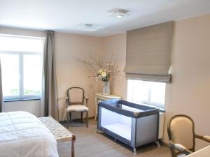 - une chambre avec un lit, une table et des chaises dans l'établissement Cozy Holiday Home in Gedinne near Forest, à Vencimont