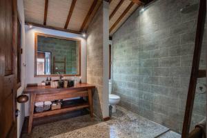 Un baño con lavabo e inodoro en The Padang Villa Jungle Escape 5 mins drive from Uluwatu's Beaches, en Uluwatu 55 fotos más