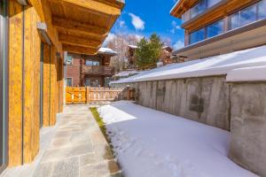 pokryta śniegiem alejka przed domem w obiekcie Casa Giardino Ski in - Ski out 100m - Happy rentals w Livigno