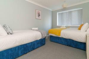 1 dormitorio con 2 camas y ventana en Huntington House with Free off road parking en York