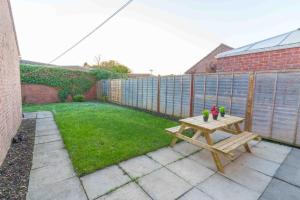 a small backyard with a picnic table in the grass at Huntington House with Free off road parking in York