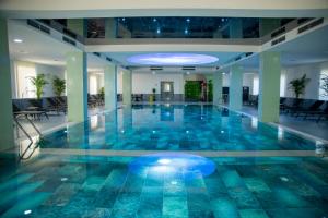 Midyat Royal Hotel & Spa في مِديات: مسبح في فندق بلاط ازرق