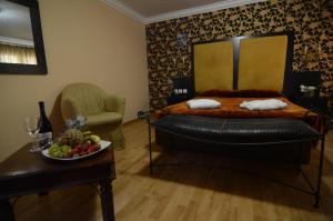 Un dormitorio con una cama y una mesa con un bol de fruta en Delphi Art Hotel, en Atenas