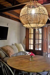 a dining room with a table and a chandelier at Cabañas La Oma Intiyaco in Atos Pampa