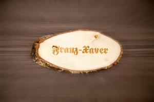 a piece of wood with the words strong river written on it at Stadl Appartements in Türkheim
