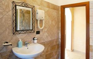 uma casa de banho com um lavatório e um espelho em B&B Baia Di Trentova em Agropoli