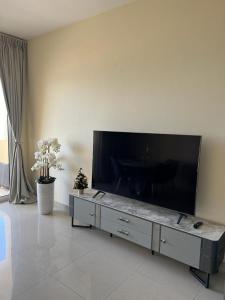 uma grande televisão de ecrã plano numa sala de estar em Royal Breeze view em Ras al-Khaimah