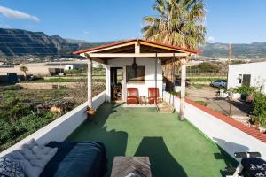 ein Haus mit einem grünen Hof mit einem Dach in der Unterkunft Los Conejos in Santa Cruz de Tenerife