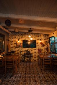 uma sala de jantar com mesas de madeira e uma parede de tijolos em Sapanca Köy Bungalov em Sapanca